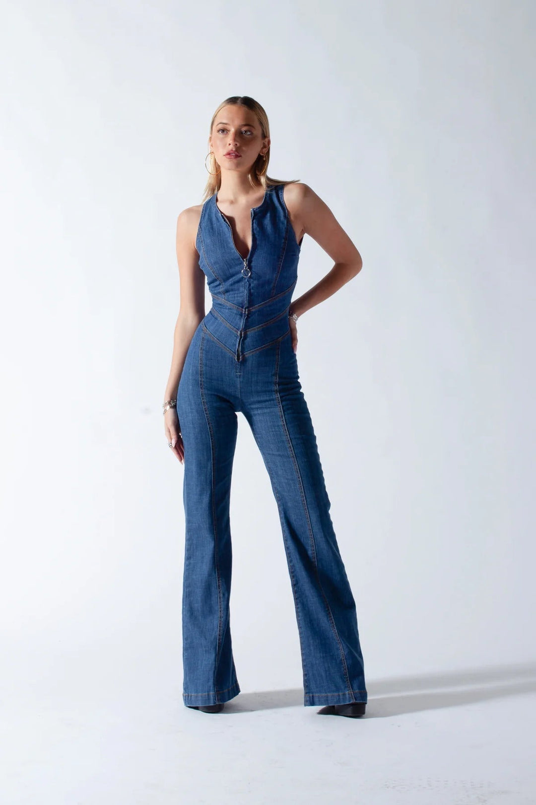 Åtsittande ärmlös damjumpsuit med utsvängda ben i retrostil, perfekt för en chic look.