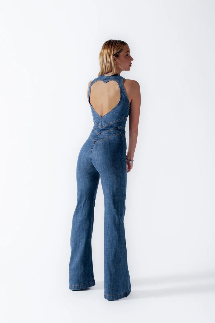 Figursmickrande damjumpsuit med stretch och ärmlös design, utsvängda ben för komfort och stil.