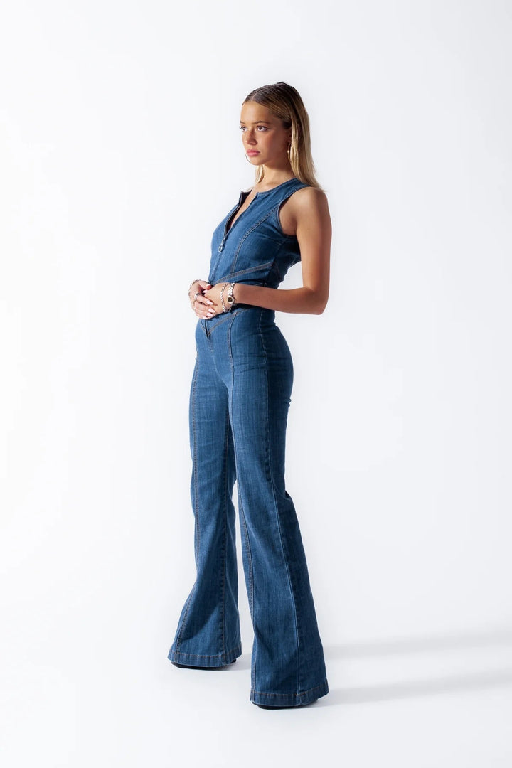 Elegant ärmlös damjumpsuit med utsvängda ben, smickrande passform för både fest och vardag.