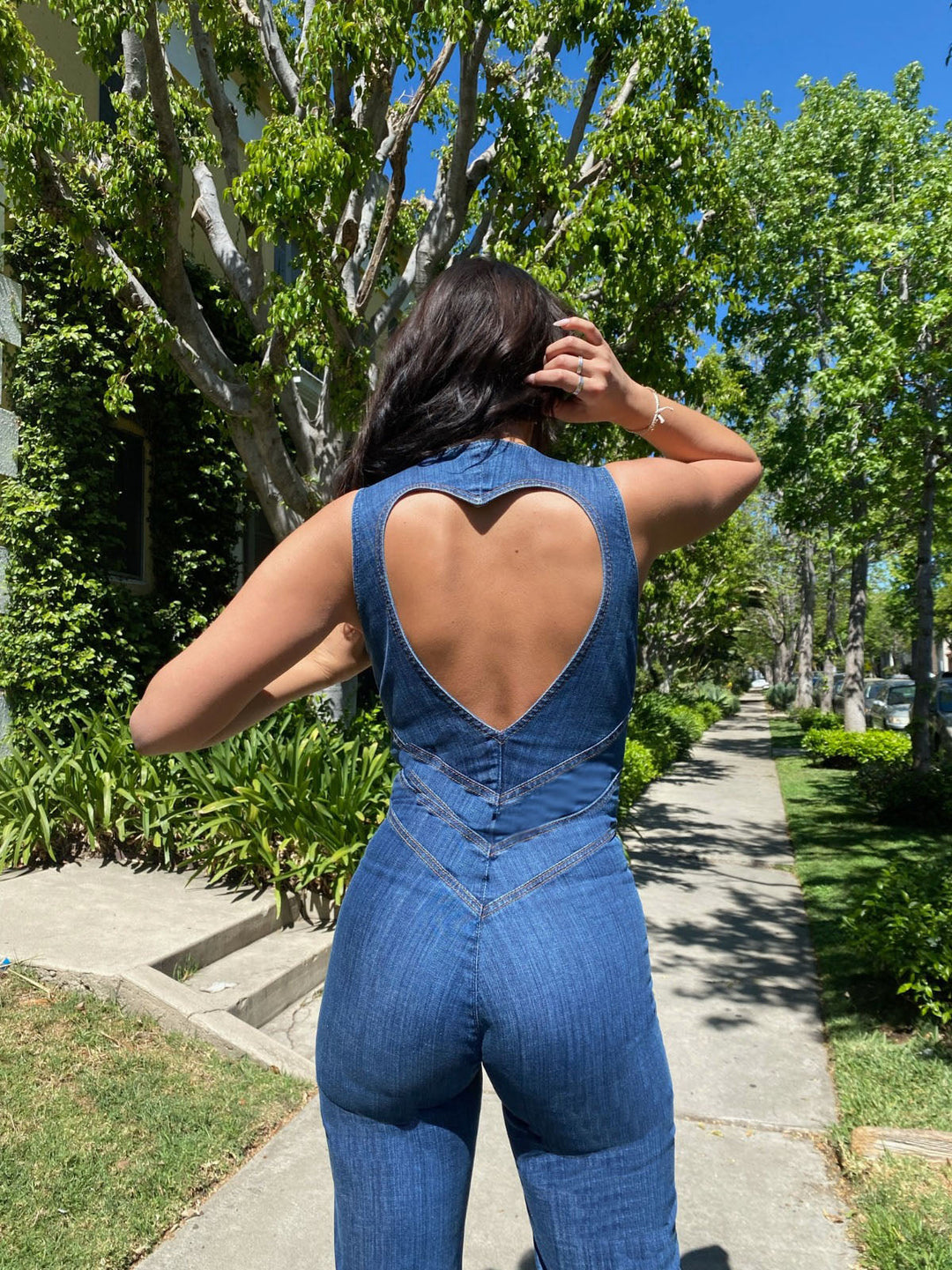 Kvinnlig damjumpsuit med ärmlös design och utsvängda ben, perfekt för vår, sommar och höst.