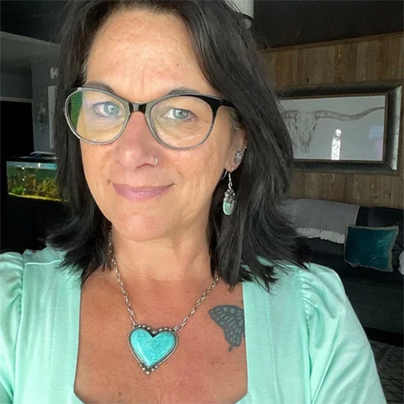 "Turkos hjärthalsband för kvinnor, med chakra fördelar, iögonfallande design, främjar reiki healing och stil."