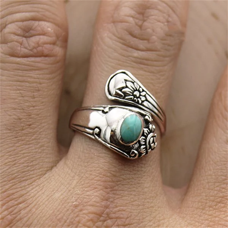 "Turkos justerbar vintage ring för kvinnor med detaljrik koppar och turkossten, elegant accessoar som utstrålar historisk cha