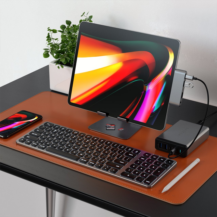 "Type-C Mobil Pro Hub, slimmad grå elektronikadapter med USB-C, HDMI, USB 3.0 portar, bärbar och kompakt design."