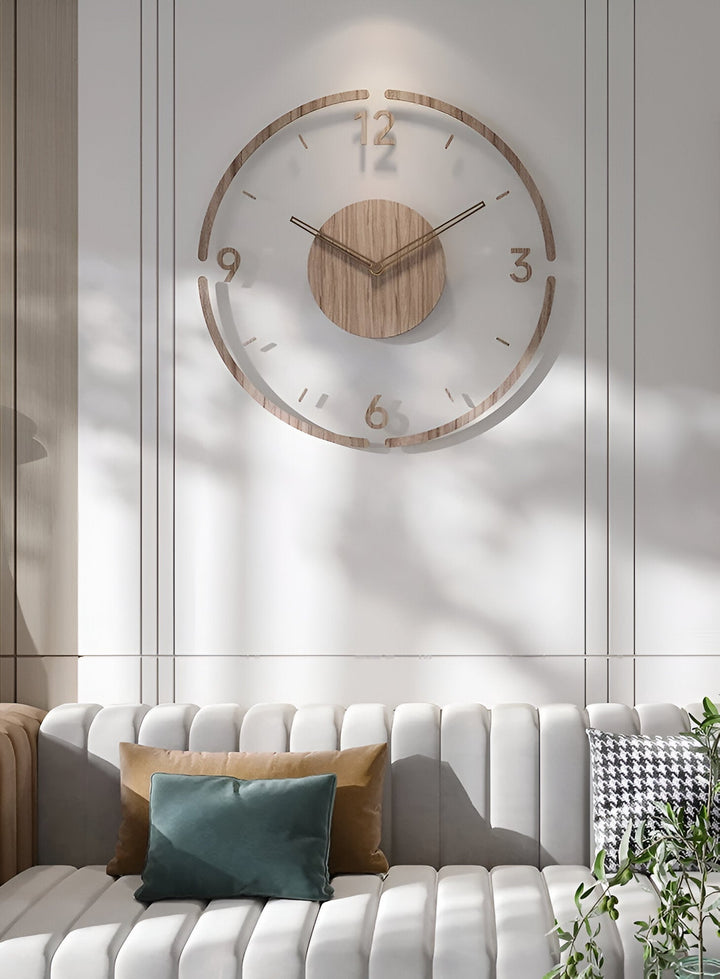 Transparent akryl väggklocka med trädetaljer. Tyst design för heminredning.