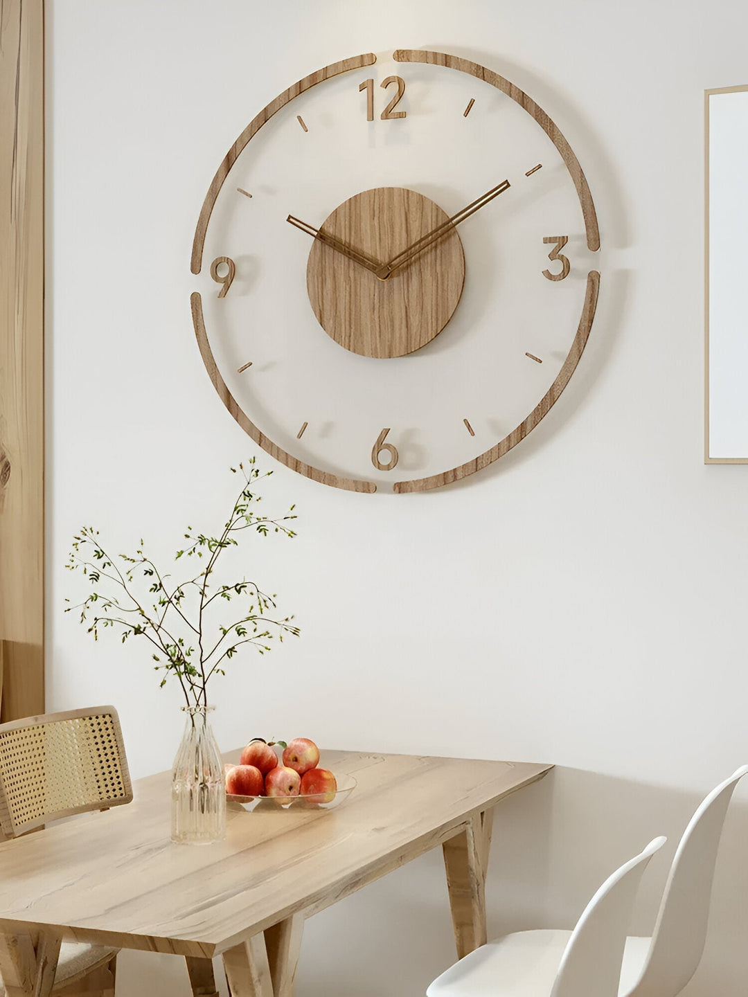 Tyst väggklocka av transparent akryl & trä. Modern och tidlös design för hemmet.