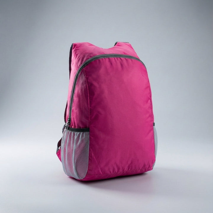 Miniryggsäck som viks ihop i en backpocket, perfekt för extra packning vid oväntade behov.