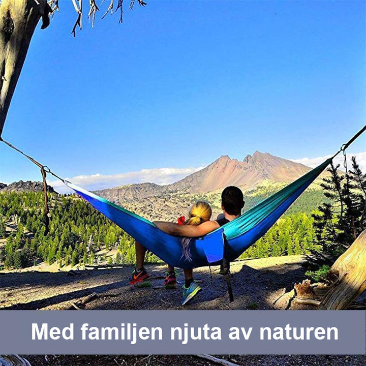 "Ultralätt myggnäthängmatta, grön nylon, perfekt för camping och utomhusaktiviteter, med inbyggt insektsskydd."
