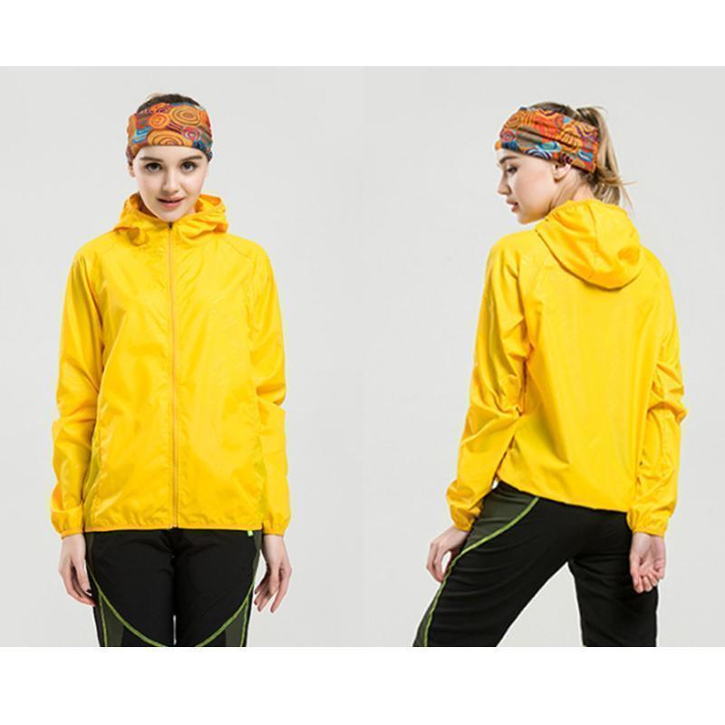 Ultralätt unisex vattentät vindjacka i sportig stil med justerbar fåll, idealisk för olika väder och aktiviteter.