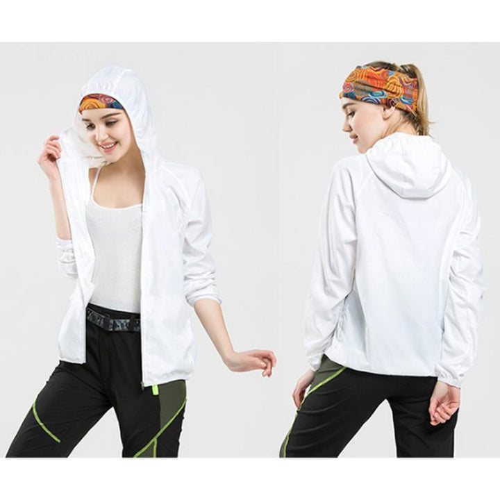 Ultralätt unisex vattentät vindjacka i sportig stil med justerbar fåll, idealisk för olika väder och aktiviteter.