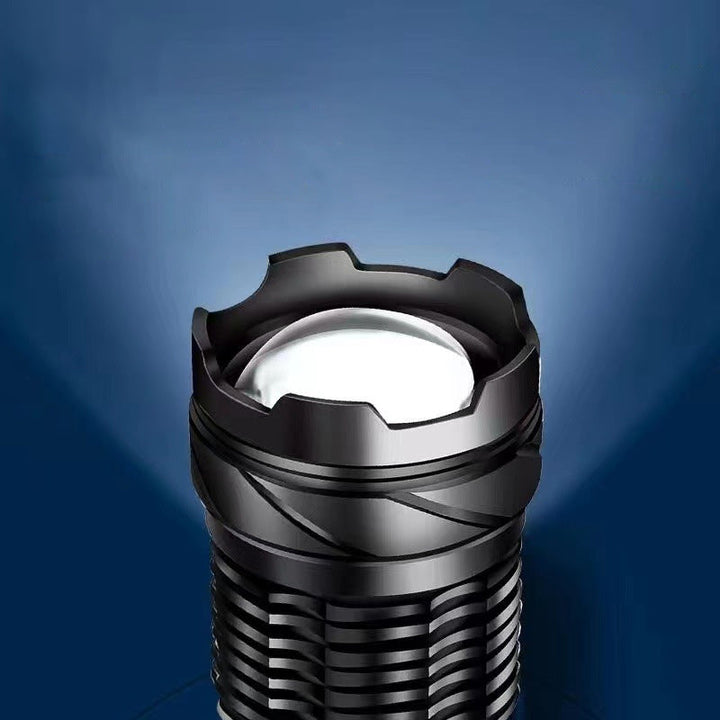 "Ultraljus vit laser ficklampa med justerbart zoomhuvud, silverfärgad, perfekt för långdistansbelysning i mörker."