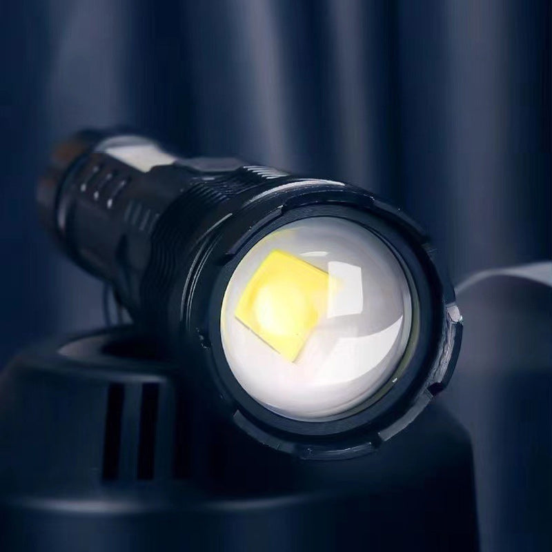 "Ultraljus vit laser ficklampa med justerbart zoomhuvud, silverfärgad, perfekt för långdistansbelysning i mörker."