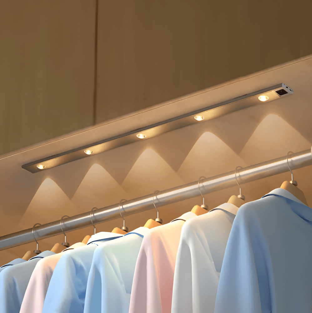 Modern SensoBeam LED-list med magnetisk montering. USB-laddningsbar sensorlampa för enkel belysning.