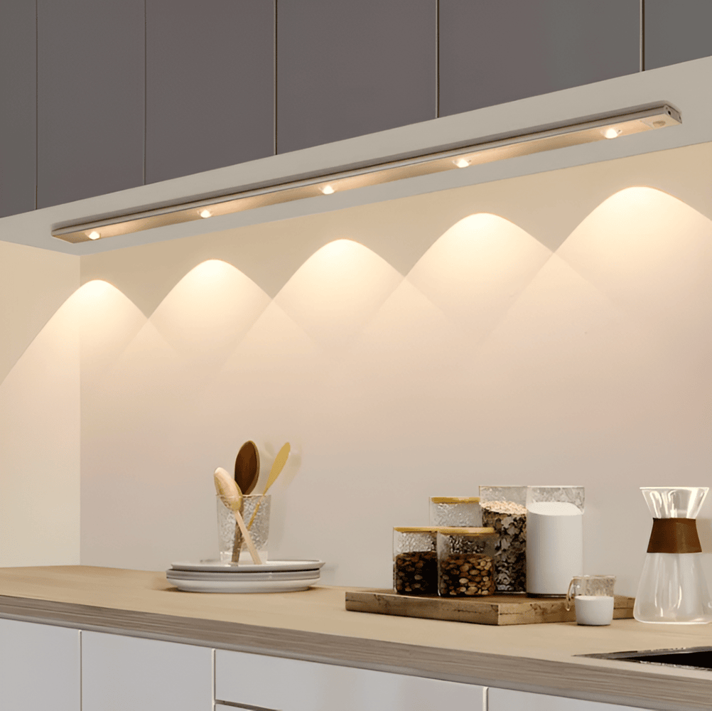 Smart LED-lampa med rörelsesensor, ultratunn design. Perfekt som köksbelysning, laddas via USB.
