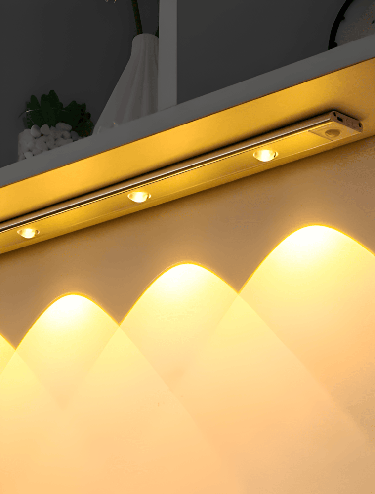 Energieffektiv LED-vägglampa med SensoBeam rörelsesensor. Trådlös, uppladdningsbar för hemmet.