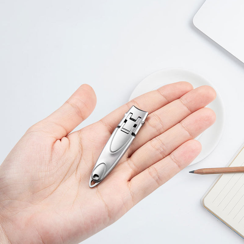 "Ultratunn portabel nagelklippare i rostfritt stål med smal och ergonomisk design, silverfärgad med en matt finish."