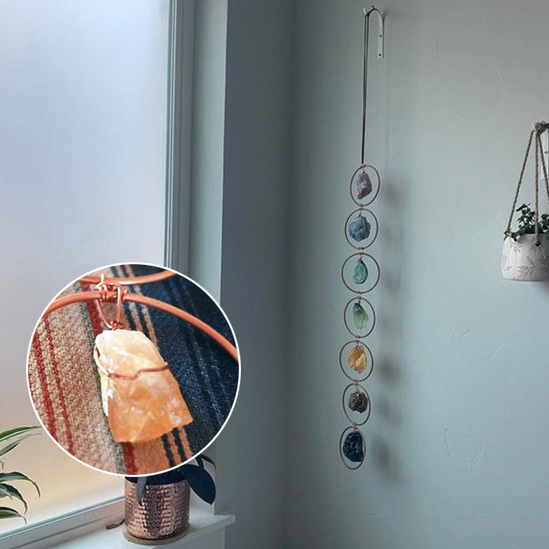 "Unik 7 Chakra väggdekor i råkristall, flerfärgad hängare med naturliga stenar för heminredning och energibalans."