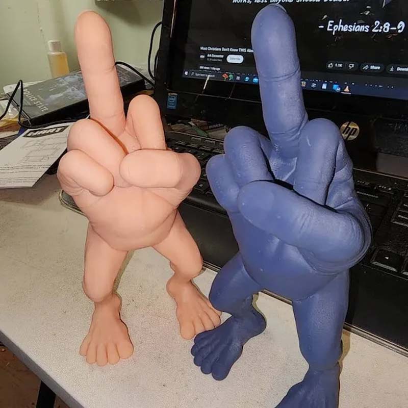 "Unik blå/grå långfingerfigur i harts, perfekt som humoristisk dekoration för skrivbord eller bokhylla."
