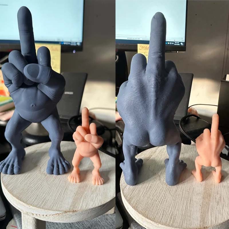 "Unik blå/grå långfingerfigur i harts, perfekt som humoristisk dekoration för skrivbord eller bokhylla."