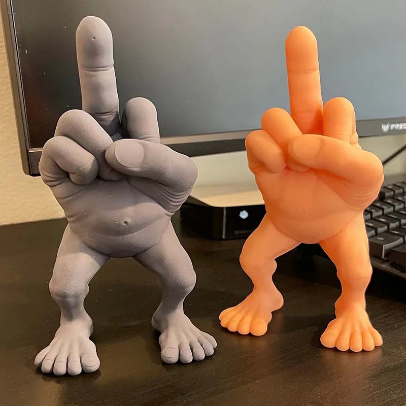 "Unik blå/grå långfingerfigur i harts, perfekt som humoristisk dekoration för skrivbord eller bokhylla."