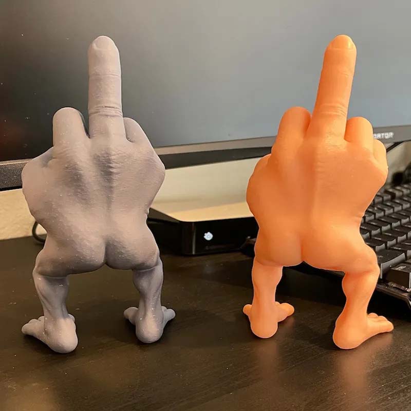 "Unik blå/grå långfingerfigur i harts, perfekt som humoristisk dekoration för skrivbord eller bokhylla."