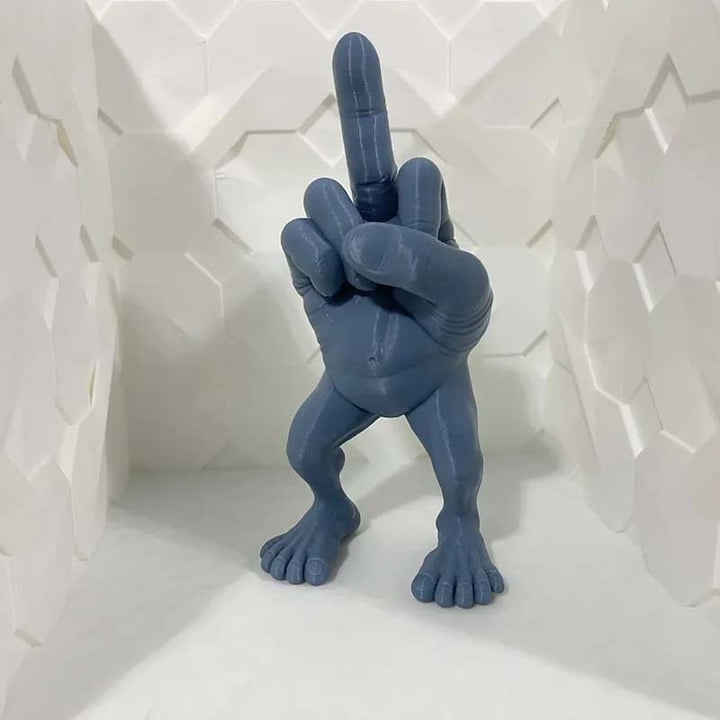 "Unik blå/grå långfingerfigur i harts, perfekt som humoristisk dekoration för skrivbord eller bokhylla."