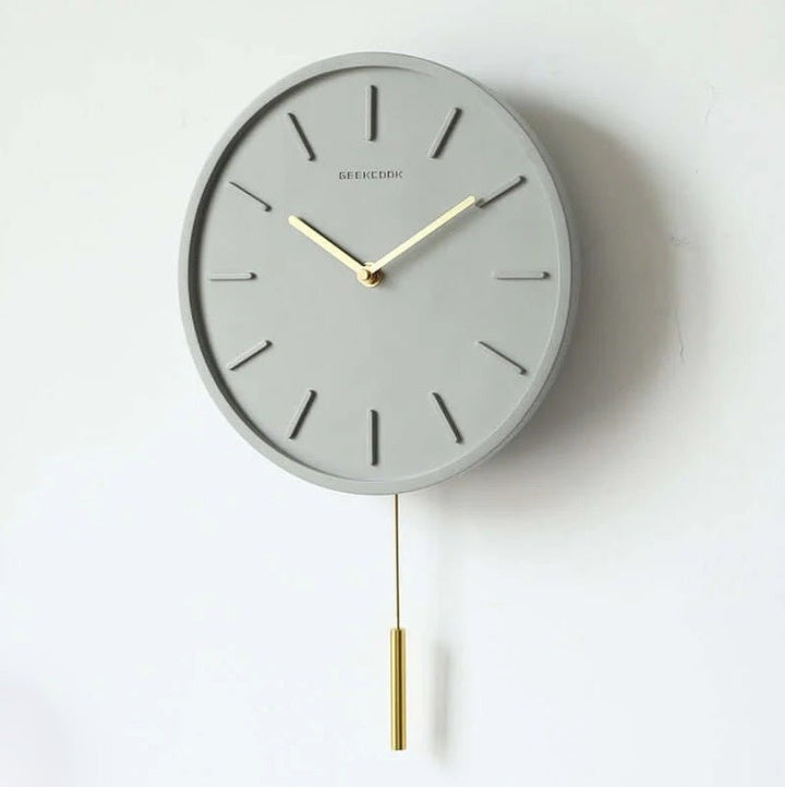 Stilren cementklocka med unik look, tystgående urverk och sofistikerad metallpendel. För en modern touch i hemmet.