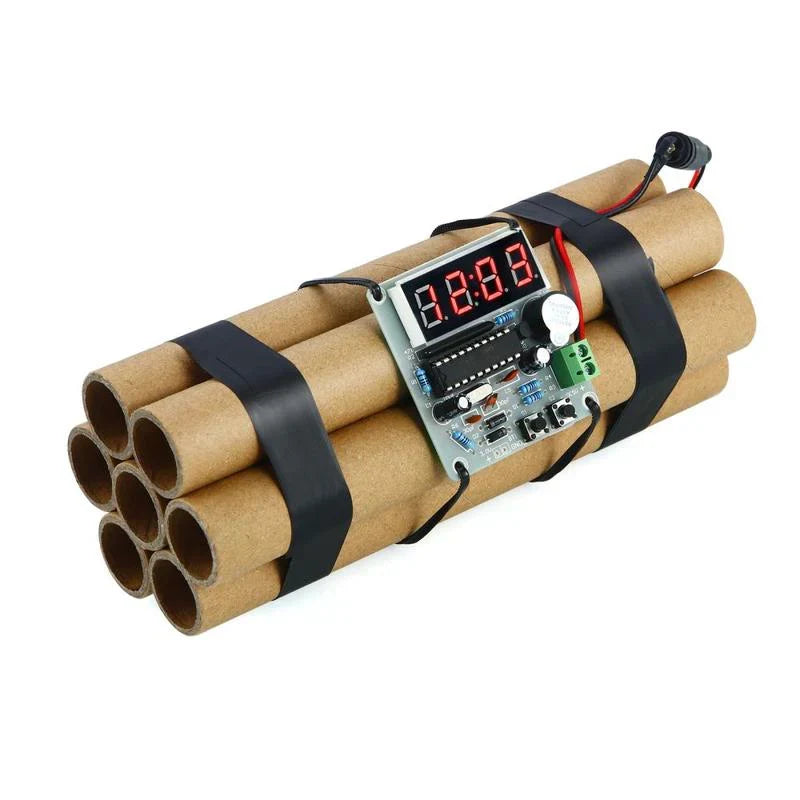 Detaljbild av röd dynamitklocka med digital display. En humoristisk väckarklocka och prank-rekvisita.
