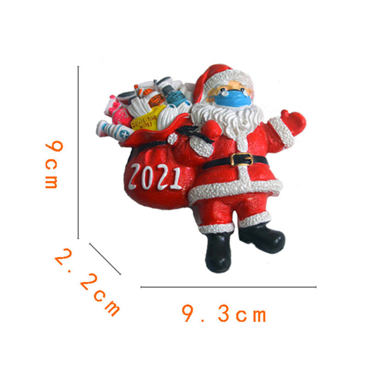 "Unik julprydnad med mask, kreativa mönster, röd snöre, traditionell och modern trädgårdsdekoration för julgran."