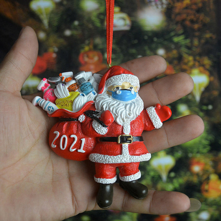 "Unik julprydnad med mask, kreativa mönster, röd snöre, traditionell och modern trädgårdsdekoration för julgran."