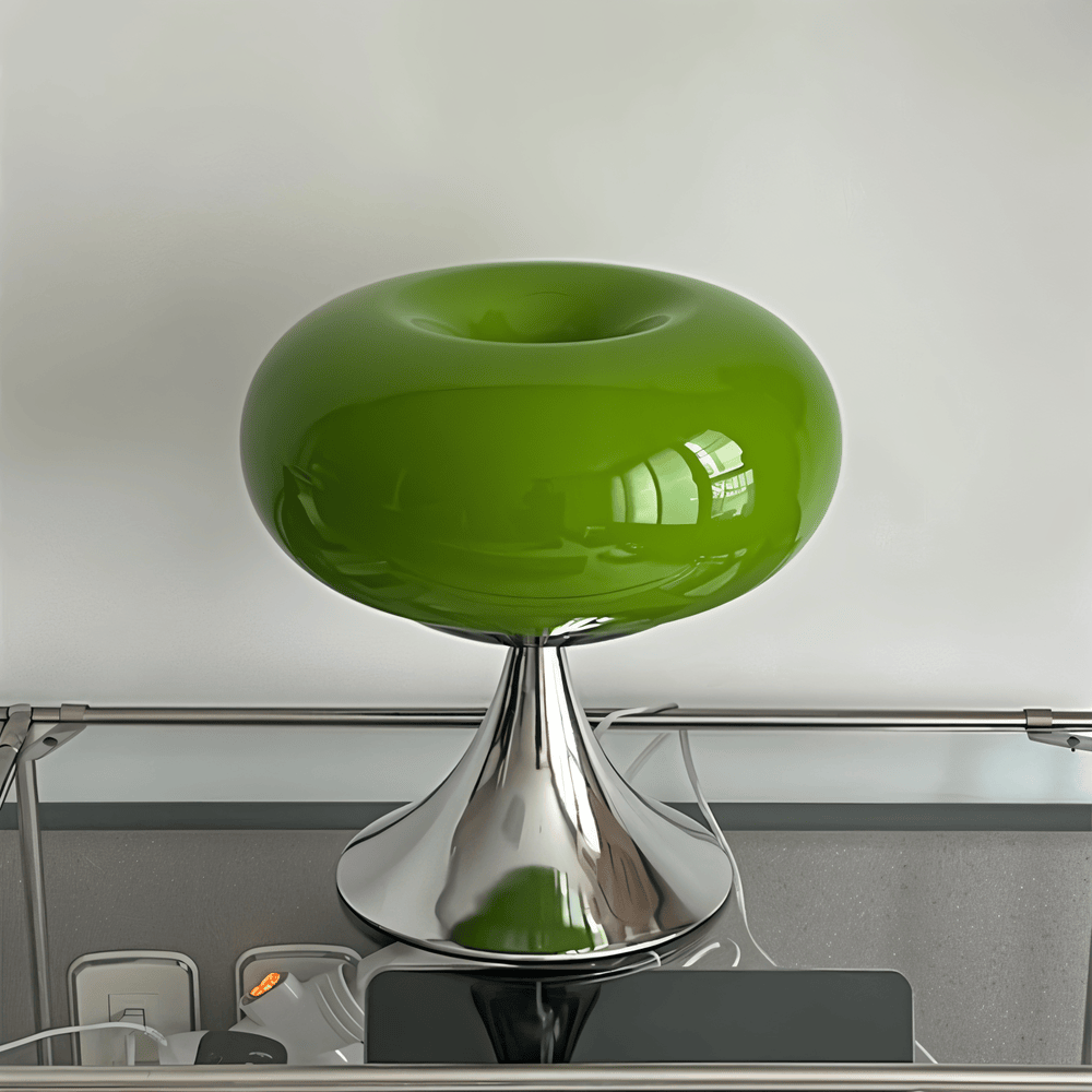 Designad glasbordslampa med unik rundad form och varmt, atmosfärskapande LED-ljus.