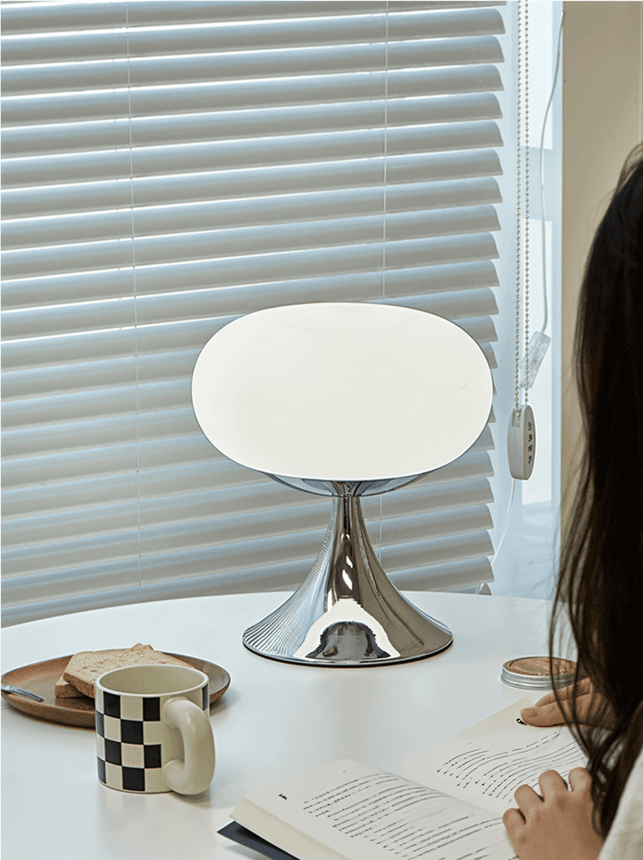 Rundad glasbordslampa med varmt LED-ljus, idealisk för att skapa en mysig och avkopplande atmosfär.