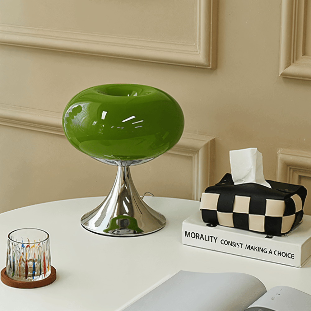 Modern glasbordslampa, rundad design med varm LED-belysning. Idealisk för sovrum eller vardagsrum.