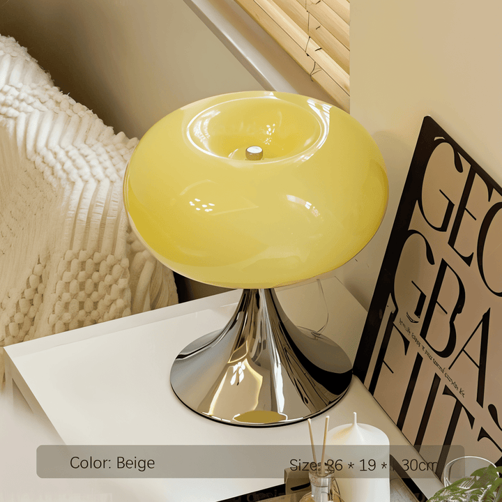 Stilren rundad bordslampa i glas. Designlampa med varmt LED-ljus för modern inredning i vardagsrummet.