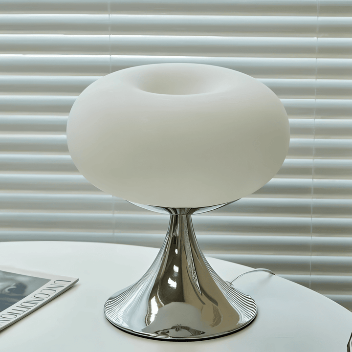 Unik glasbordslampa med rundad form och energieffektivt varmt LED-ljus. Lyfter hemmets inredning.