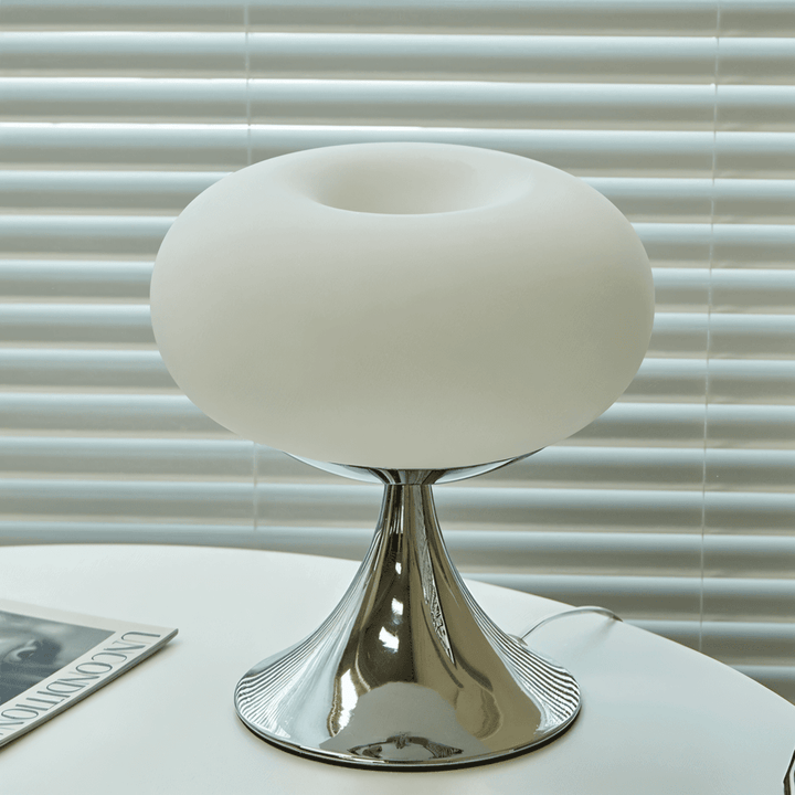 Rundad bordslampa i glas med varmt LED-ljus. En modern designlampa för ditt hem.