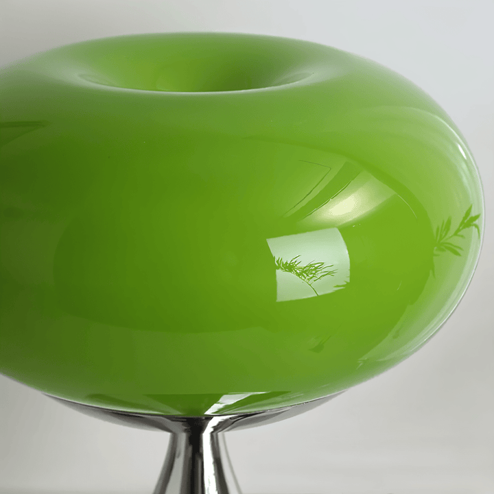 Dekorativ rundad bordslampa i glas. Med varmt LED-ljus passar den i sovrum, vardagsrum, hemmakontor.