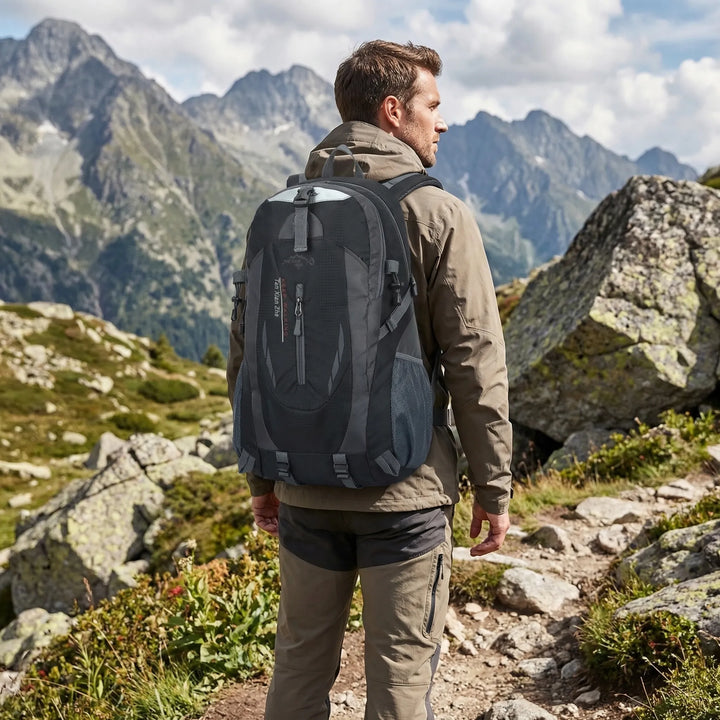 Unisex 50L vattenavvisande vandringsryggsäck, perfekt för äventyr och friluftsliv.