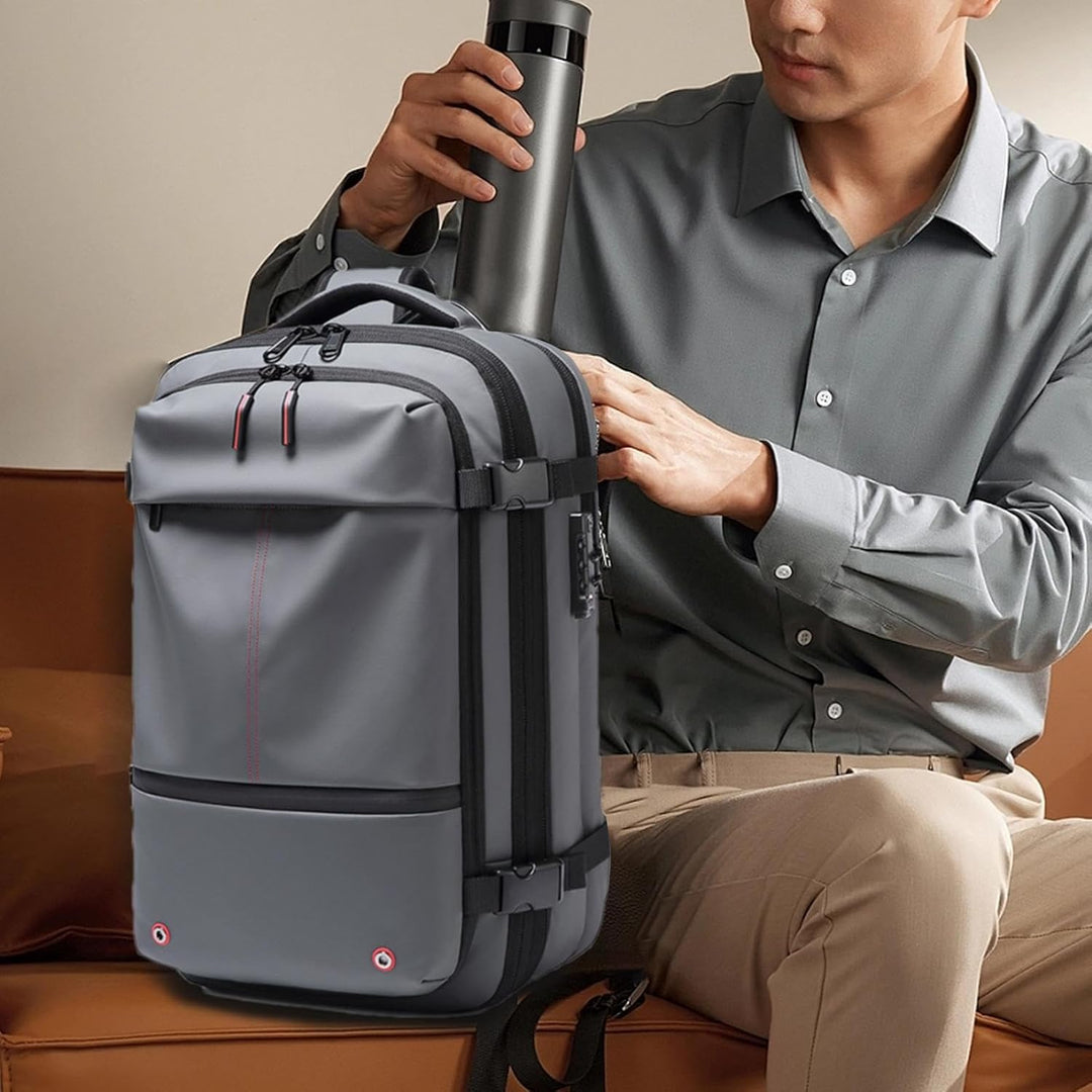 Mångsidig 60L unisex reseryggsäck. Vattentät, stöldskyddad och med smarta fack för organiserad förvaring.