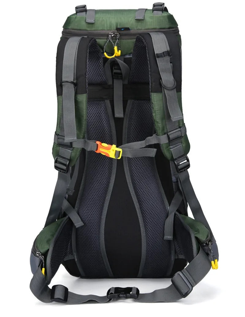Frontvy av 60L vattentät ryggsäck, unisex design. Idealisk för vandring, camping och äventyrspackning.