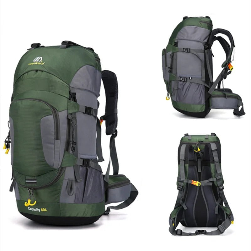 Unisex ryggsäck 60L vattentät, i naturlig miljö. Robust för äventyr, vandring och utomhusaktiviteter.