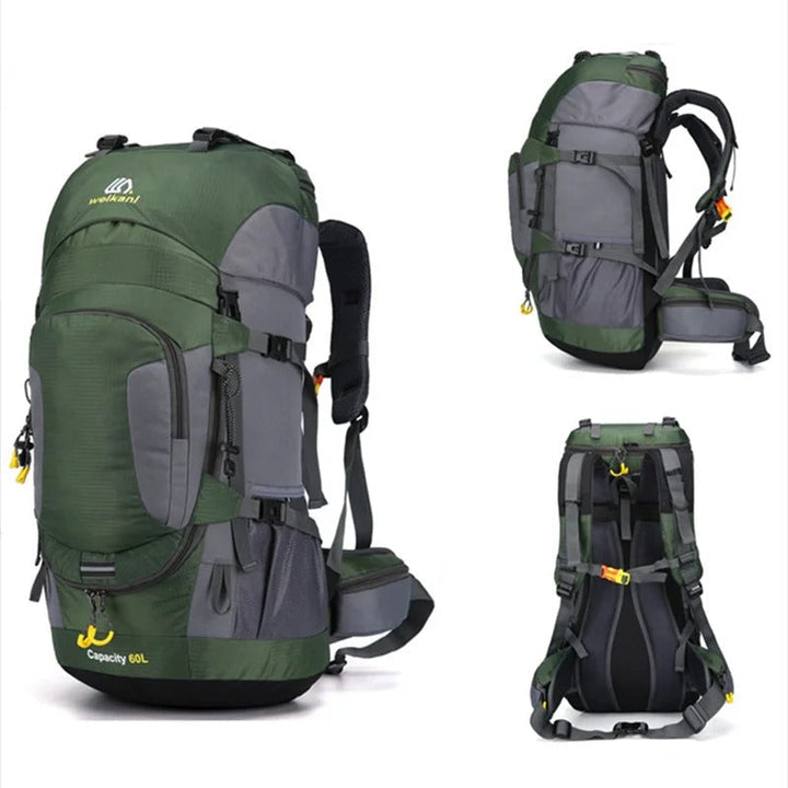 Unisex ryggsäck 60L vattentät, i naturlig miljö. Robust för äventyr, vandring och utomhusaktiviteter.