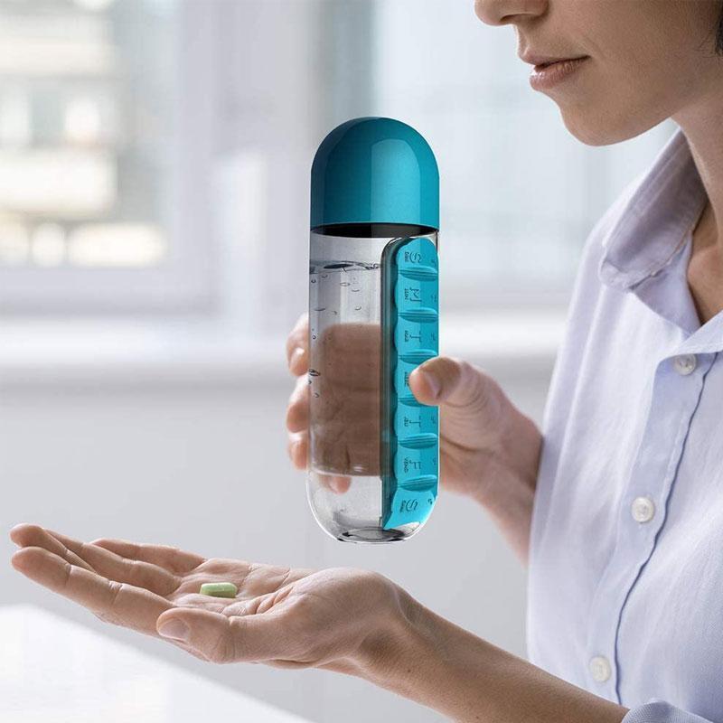 "Unisex 7-dagars pillerkopp med inbyggd organisator, transparent design och färgade sektioner för enkel medicinförvaring."