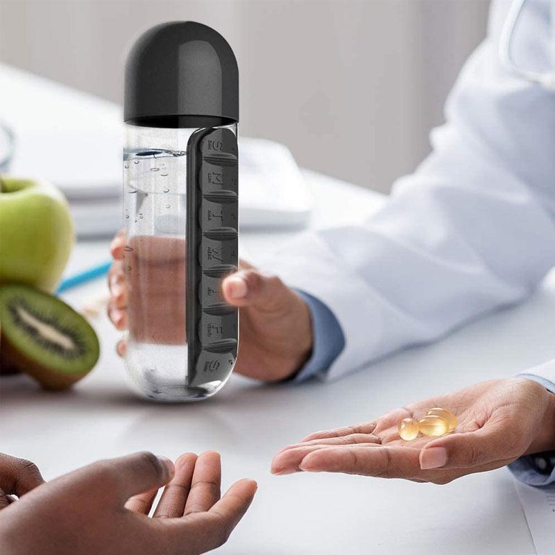 "Unisex 7-dagars pillerkopp med inbyggd organisator, transparent design och färgade sektioner för enkel medicinförvaring."