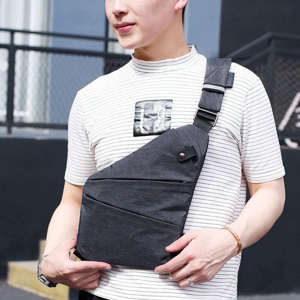 "Unisex axelväska i mörkgrå färg med justerbara remmar och flera fickor, elegant och funktionell designaccessoar."