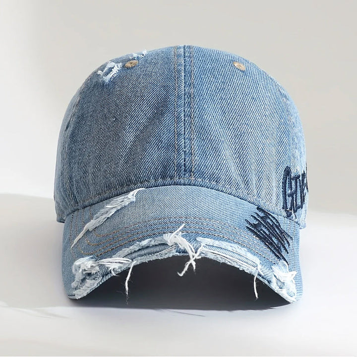 Snygg unisex baseballkeps i blå distressed denim med trendigt broderi, idealisk för vårdagar.