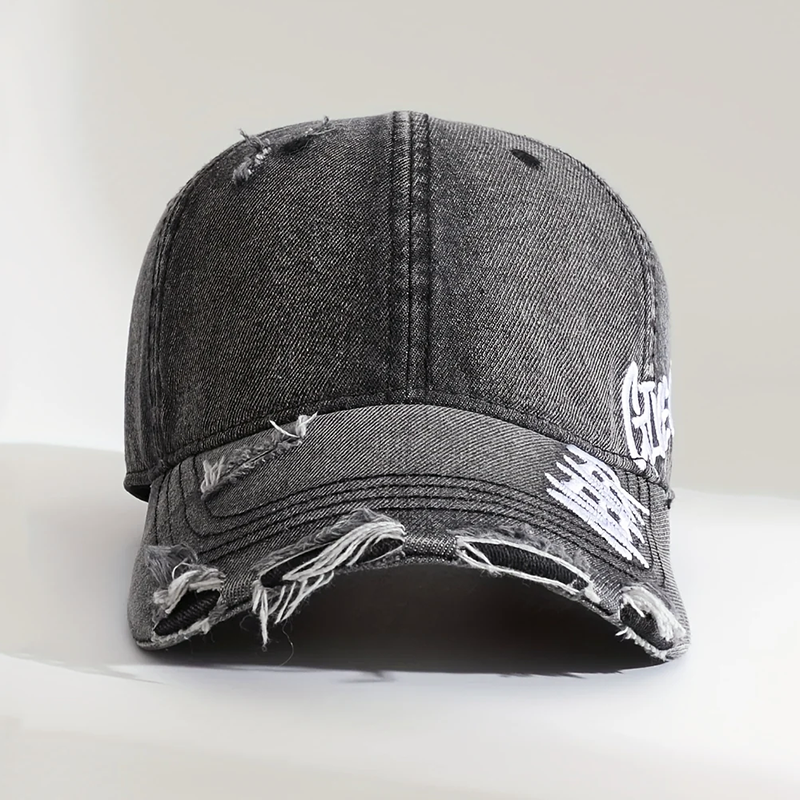 Justerbar baseballkeps i distressed denim med broderad design, en avslappnad och mångsidig accessoar.