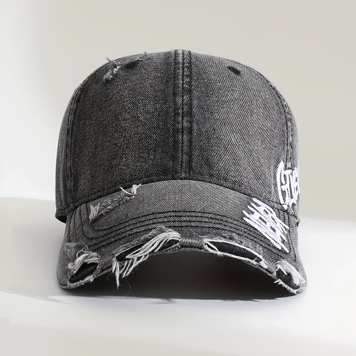 Justerbar baseballkeps i distressed denim med broderad design, en avslappnad och mångsidig accessoar.