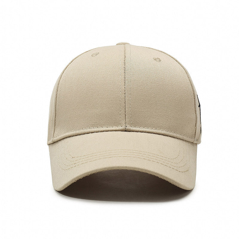 Man bär svart unisex baseballkeps med vitt kors, justerbar för sportig och avslappnad stil