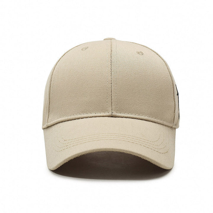 Man bär svart unisex baseballkeps med vitt kors, justerbar för sportig och avslappnad stil