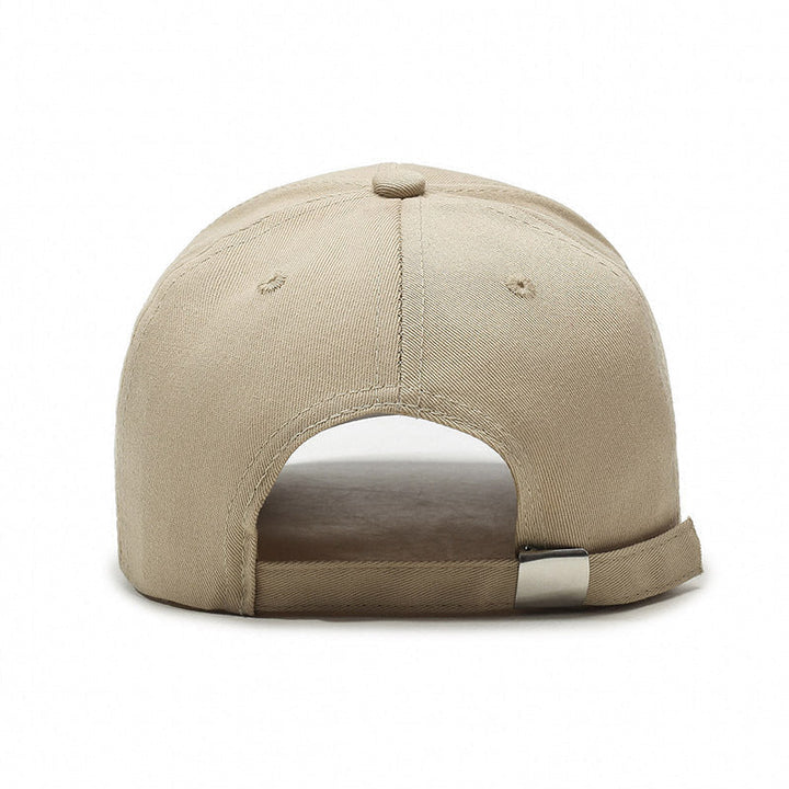 Kvinna bär svart baseballkeps med korsstil, justerbar unisex keps perfekt för vardag mode